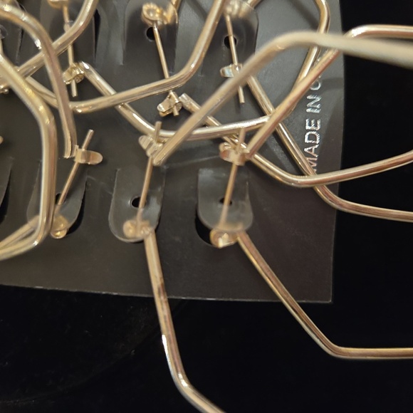 6 variety size silver colored earrings - Picture 3 of 3